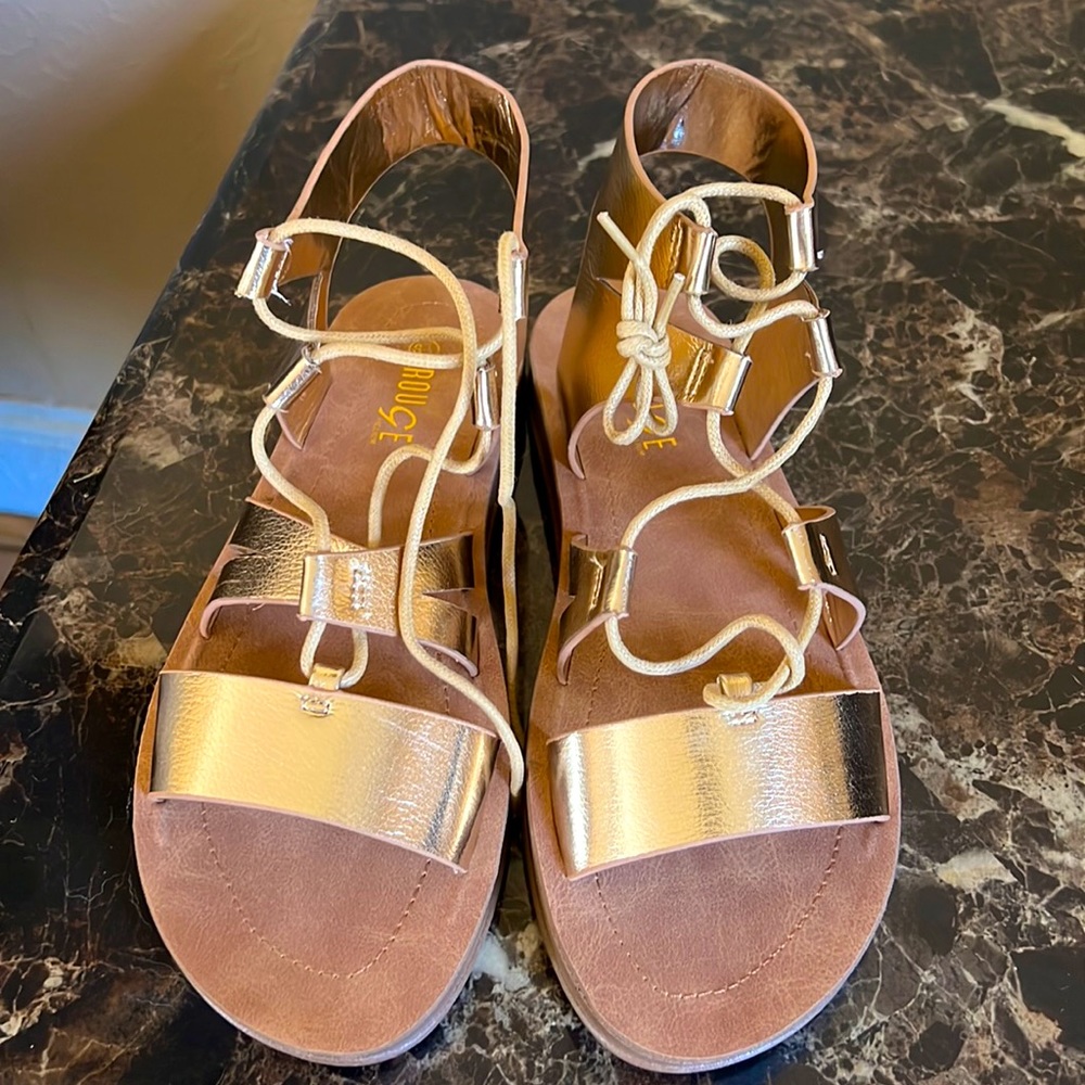 Rouge sandals